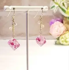 1760.スワロ入り♡ キューブ型レジンピアス♡