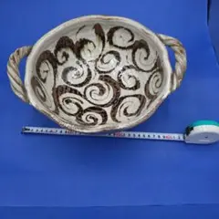 渦巻き模様の陶器ボウル
