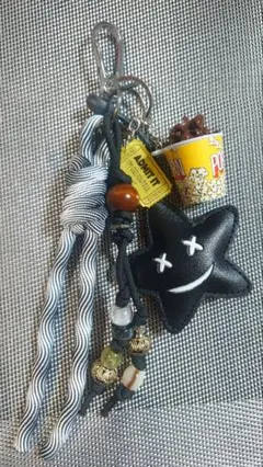 ハンドメイド　バックチャーム　じゃらじゃらキーホルダー　パラコード　ポップコーン
