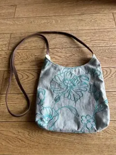花柄刺繍のショルダーバッグ