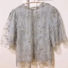 mysty woman フローラル刺繍フレアブラウス