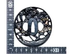 刀剣　部品　鍔（刀のツバ）　鉄製　刀装具 鉄地　丸型松に騎馬武者 時代物　歴史 鉄鍔 山吉兵 在銘 時代物 鍔 アイアン 骨董 ツバ 武装具 刀 剣