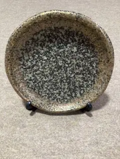 黒とベージュの斑点模様の皿