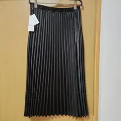 黒のプリーツロングスカート