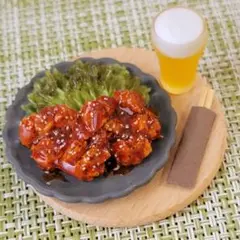 ミニチュアフード ヤンニョムチキンとキンキンに冷えたビール