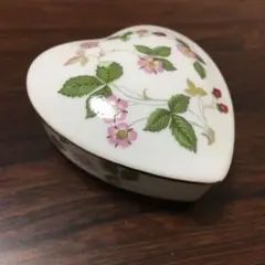 ウエッジウッド ハート型の小物入れ ワイルドストロベリー