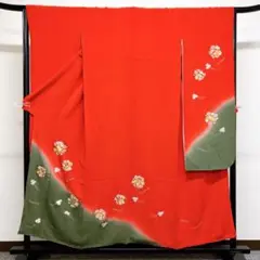 朱色に花と雪輪の刺繍の振袖 着物