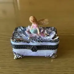妖精のフィギュア付き小物入れ