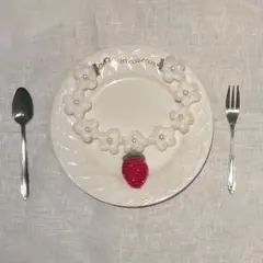 いちごとお花のチョーカー