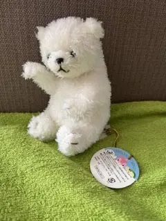 白いクマのぬいぐるみ