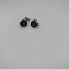 シンプルな「S」刻印ピアス