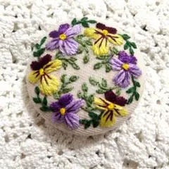 57.刺繍ブローチ　ハンドメイド