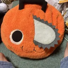 オレンジ色のぬいぐるみクッション