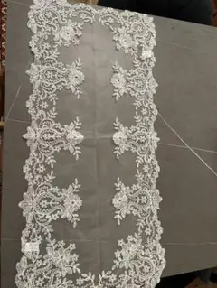 花柄の刺繍が美しいレース製テーブルセンター。 40*85cm