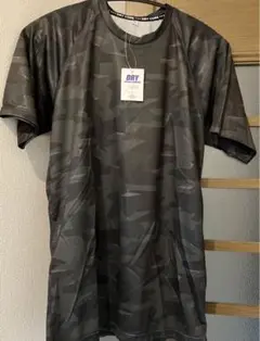 ドライ　アクティブ&コンフォート。暗めカモフラ風プリントTシャツ。メンズMサイズ