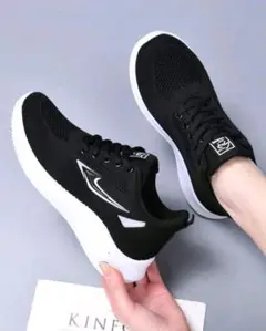 メッシュ軽量ブラック スニーカー