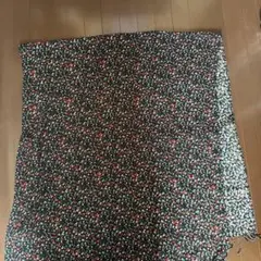 黒地に赤と青の小花柄ストール 約180cm×約80㎝