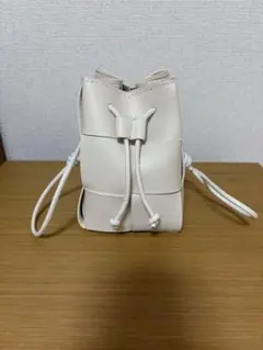ホワイト巾着型ショルダーバッグ