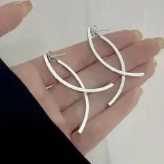 ✴️シルバー　クロスラインピアスオシャレ 韓国✴️只今SALE中✴️