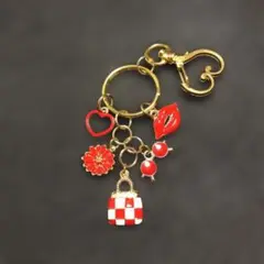 【新品】赤い可愛いキーホルダー　チャーム コンパクトサイズ