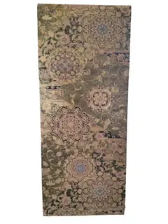 金黒のシックな色合いに、金糸を贅沢に使用した華紋と花唐草文様が豪華で格調高い袋帯