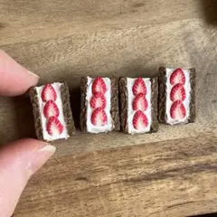 ミニチュア　フルーツサンド（チョコいちご）　1点
