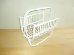 ホワイト塗装　ラタンマガジンラック