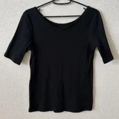 黒のリブ編みVネックトップス　ユニクロ