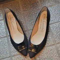 美品 パンプス 黒 モチーフ付き シンプルおしゃれ