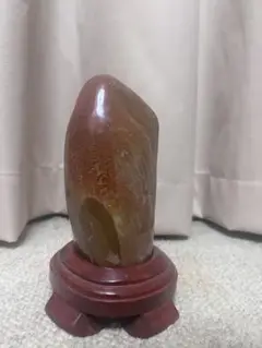 インドネシアの茶色の石の置物 木製台座付き