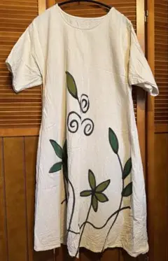 ●クリーム色●植物模様 アート　半袖ワンピース●
