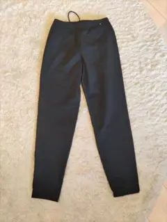 UNIQLO ブラック スリムフィットパンツ