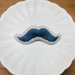 ■刺繍髭ブローチ　ネイビー×ライトグレイ　m–48