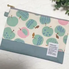 4585✿20cmフラットポーチ✿カードポケット付き✿りんご柄グリーン
