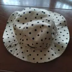 水玉模様のベージュハット