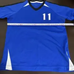 青のVネックTシャツ
