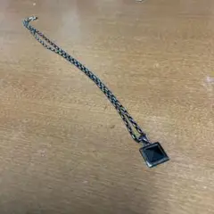 黒い四角形ペンダントのネックレス
