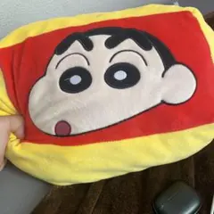 クレヨンしんちゃん クッション 赤・黄色