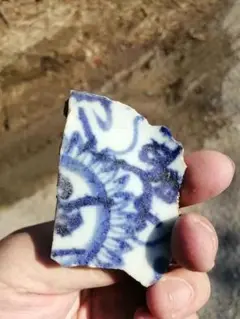 青と白の陶器の破片