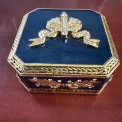 豪華な金色装飾の小物入れ