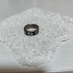 黒色 花模様 リング