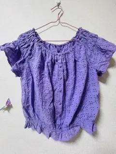 紫色オフショルダーシャツ