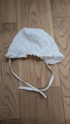 白い赤ちゃん用ボンネット H&М