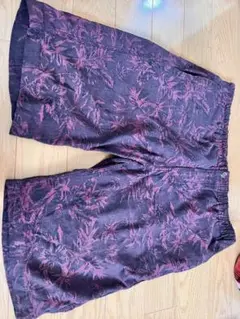 黒と赤の葉柄 XLサイズ ショートパンツ