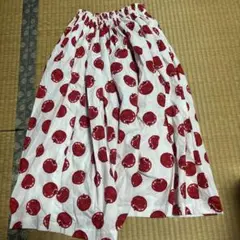 赤いりんご柄　スカート