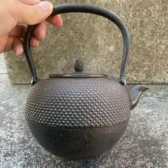 新品、付属品付　南部秀山堂　南部伝統工芸士 佐藤 勝弘造小丸アラレ　南部鉄瓶 人気ブランド新作豊富 USED、良品 南部秀山堂南部伝統工芸士