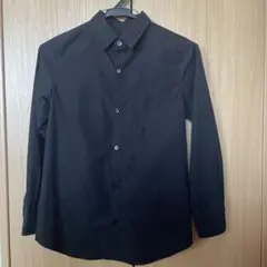 黒い長袖ボタンシャツ