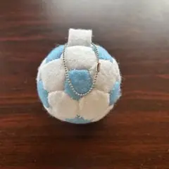 フェルト サッカーボール お守り（チェーン付き）応援グッズ水色