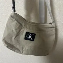 Calvin Klein ベージュ サコッシュバッグ