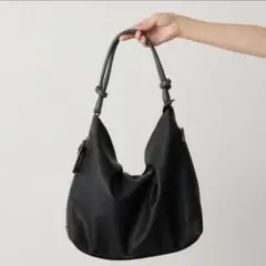 イアパピヨネ　樹脂パーツワンハンドルバッグ　黒